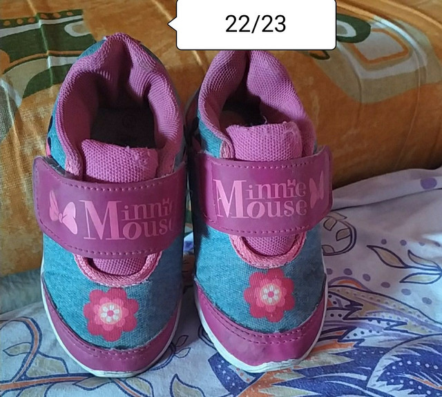 roupas e sapatos infantis