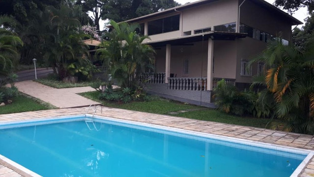 Sítio na Pampulha com piscina, campo gramado, área de churrasco e mais.