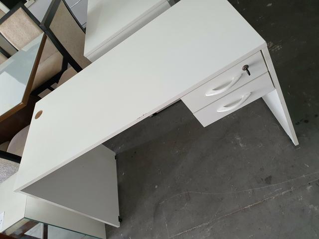 Mesa de escritório branca - Foto 2