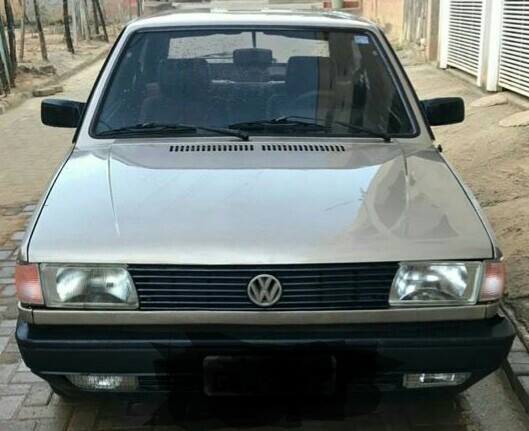 Volkswagen gol GL motor 1.8 cor bege ano 1991 muito conservado.