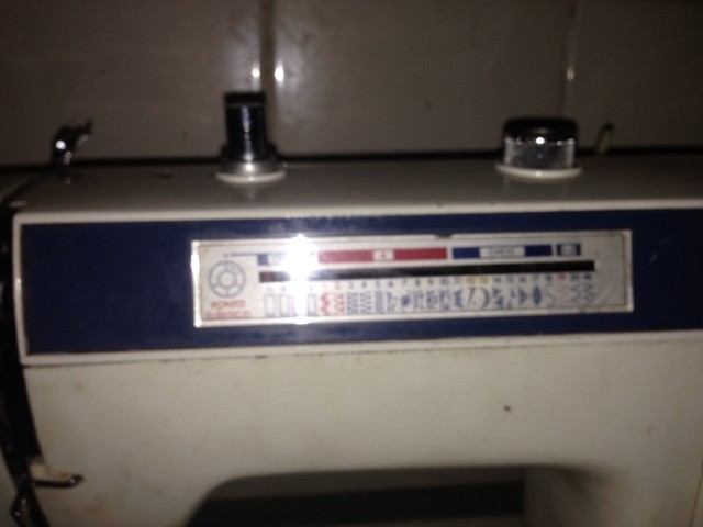 Máquina de costura Elgin antiga