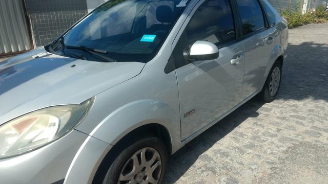 Fiesta sedã bem conservado