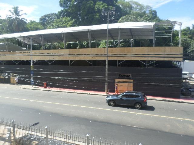 Ondina - Apartamento de quarto e sala com varanda de frente para a Avenida - Foto 4