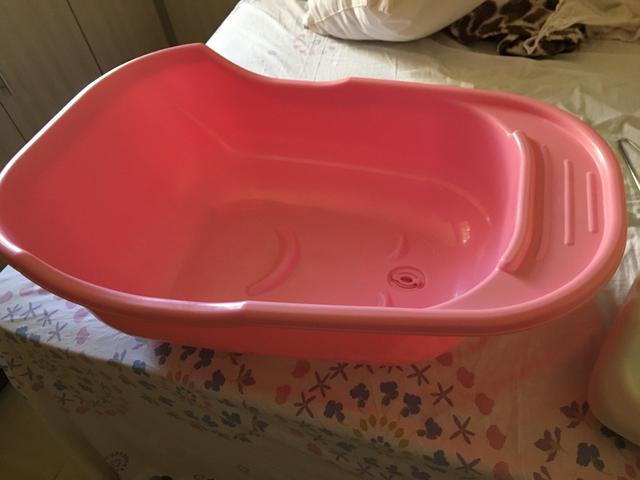Lote banheira e roupa para bebê