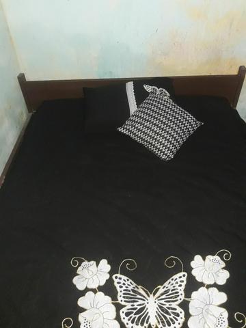 Cama queen de madeira usada