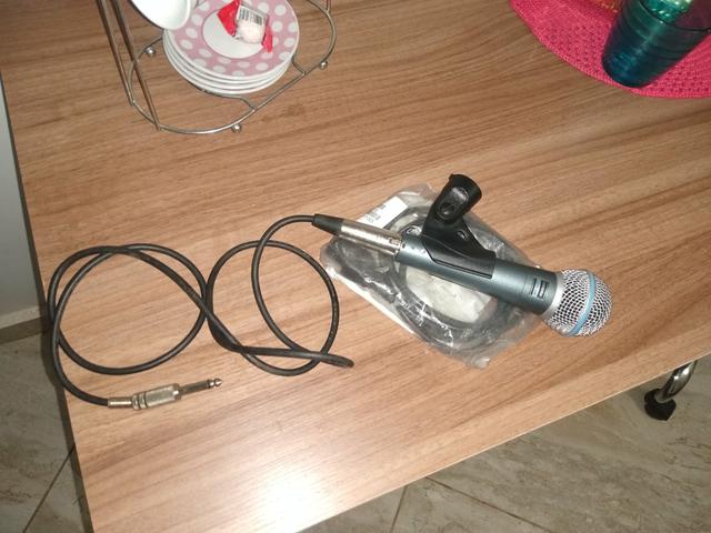 Vendo microfone shure 58 a novinho sem detalhes quem vê compra