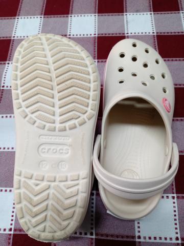 Vendo sandália CROCS infantil - Foto 3