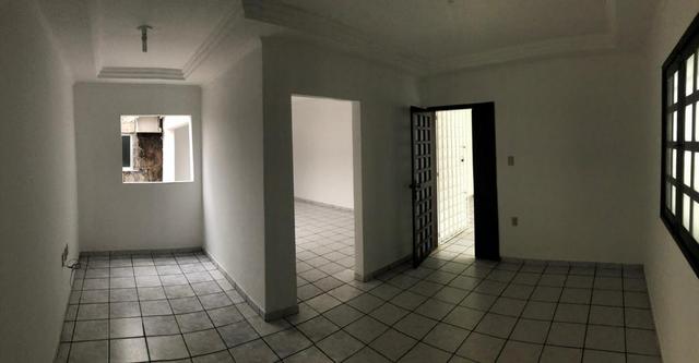Casa ampla em terreno 10x20 na Areia Branca