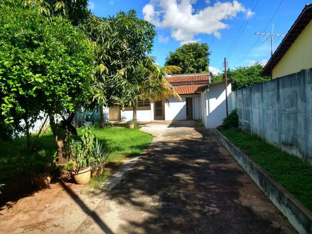 Lote 360 m2 com casa estilo barracão no fundo
