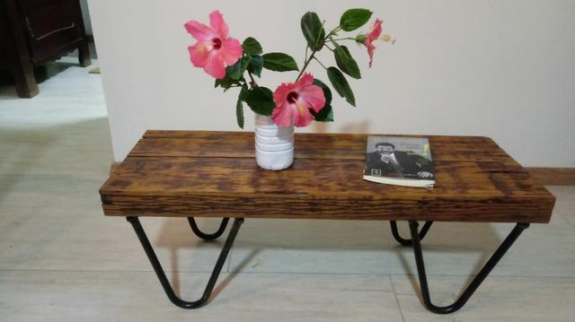 Mesa de centro feita de madeira maciça