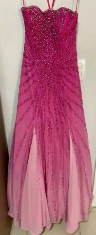 Vestido de festa com tule removível.