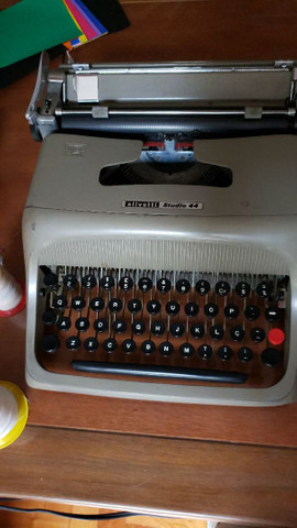 Máquina de escrever Olivetti Studio 44