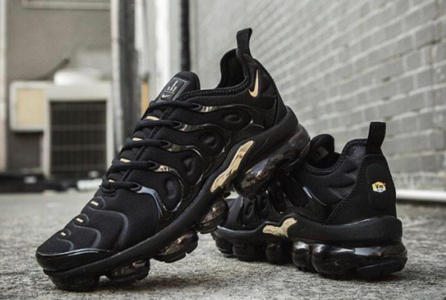 nike vapormax plus preto com dourado