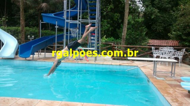 G 1423, Sítio de 2.000m² com piscina, churrasqueira próximo a Rio-Petrópolis