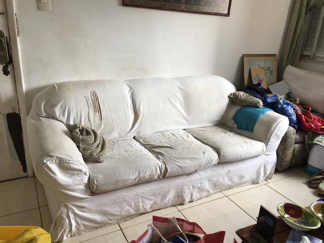 Sofá 3 lugares com capa vermelha para trocar fechada