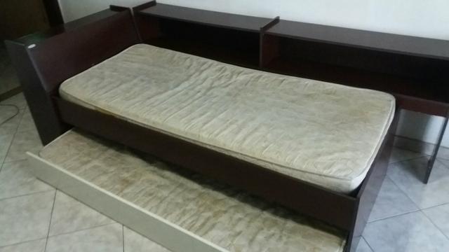 Cama dupla de solteiro com gavetão e mini estante
