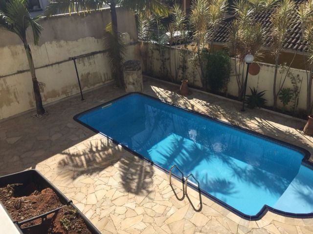 Vendo casa de alto padrão em Serra Negra, 4 qt, 4 vg, 7 hc, 300 mt. Piscina, São Paulo