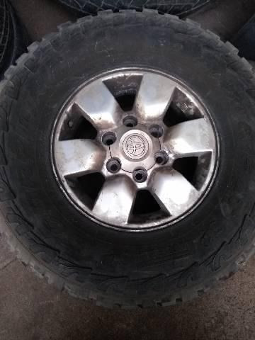 4 Rodas com 4 Pneu Toyota Hilux