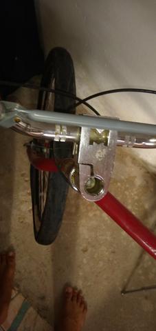 Vendo um bicicleta Ferrari ela só precisa trocar o pneu dianteiro - Foto 3