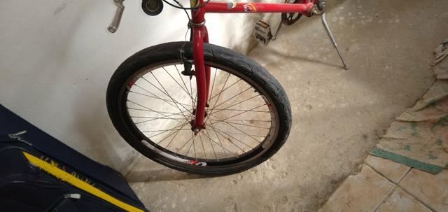 Vendo um bicicleta Ferrari ela só precisa trocar o pneu dianteiro