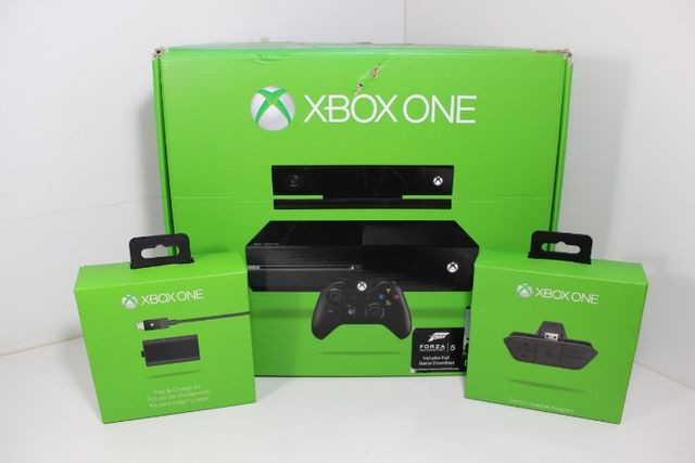 Xbox One 500 Gb + GTA V + Battlefield 4 + Bateria + Adaptador p/ headset