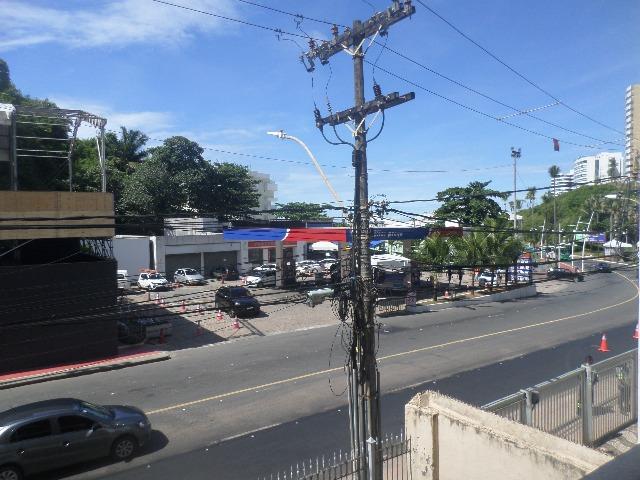 Ondina - Apartamento de quarto e sala com varanda de frente para a Avenida - Foto 5