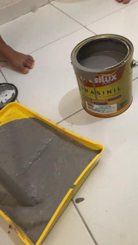Vendo lata de tinta 3,5 cor cinza