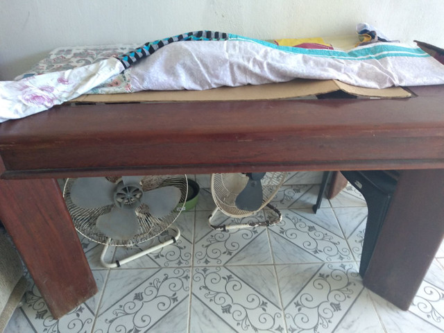 VENDO UMA MESA COM QUATRO CADEIRAS