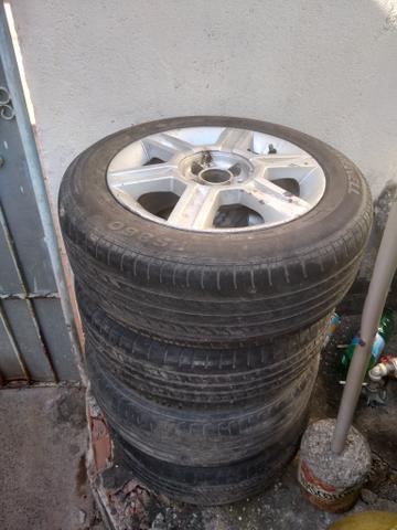 Roda 15 da Fiat com pneu