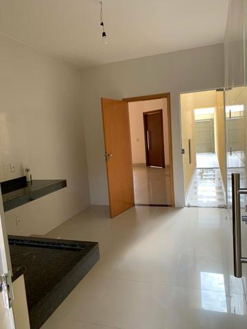 Casa nova 3 suítes plenas, sala com pé direito duplo, porcelanato, financia - Foto 6