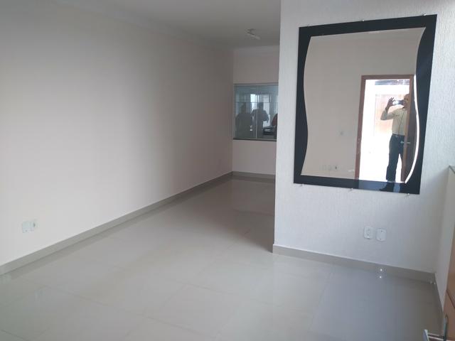Casa com 3 quartos sendo 1 suíte, armários, prox a av t-7, financia - Foto 2