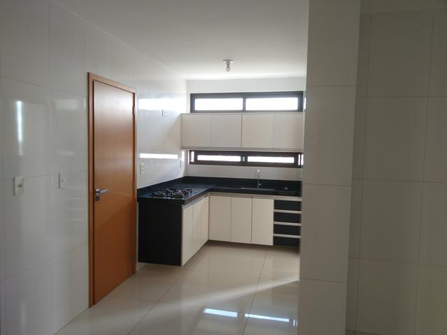 Excelência e luxo com 4 suítes + DCE, 3 vagas as margens do açude - Foto 8