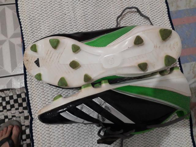Chuteira e bolas de futebol - Foto 4