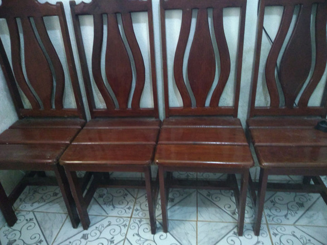 VENDO UMA MESA COM QUATRO CADEIRAS - Foto 2