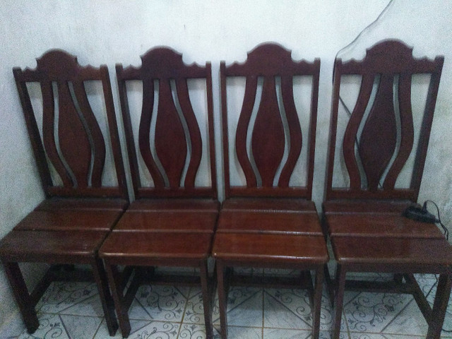 VENDO UMA MESA COM QUATRO CADEIRAS - Foto 3