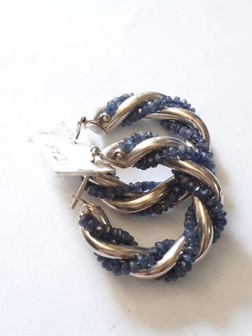 Brinco em ouro branco modelo argola com linha safira