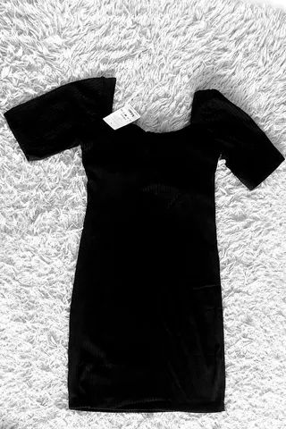 Vestido preto com mangas 