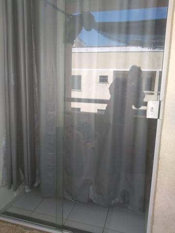 Vendo duas portas de vidro .