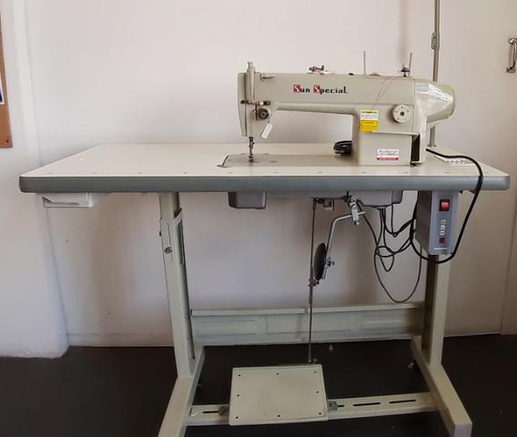 Máquina De Costura Reta Industrial Completa / Com Mesa - Foto 4
