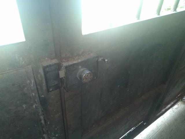 Portão de garagem com porta de 3m por 2,15 de altura - Foto 3
