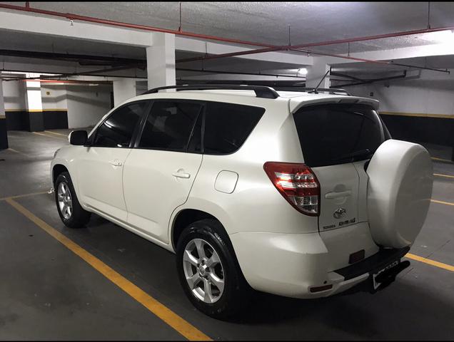 Vendo Toyota RAV 4 gasolina 4x2 - Foto 2