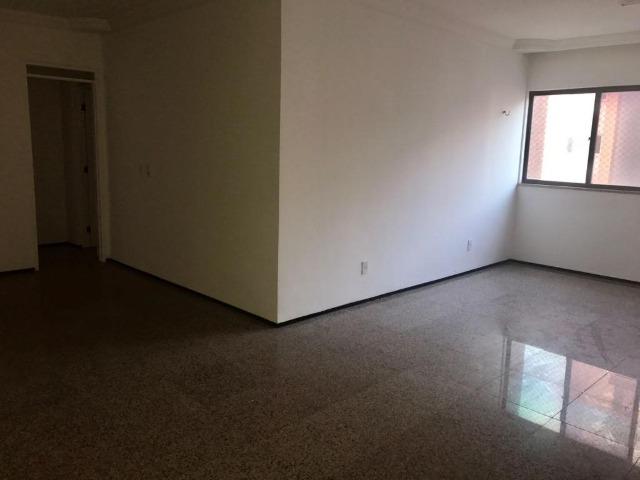 AP0481 - Apartamento muito espaçoso próximo ao RioMar - Foto 2