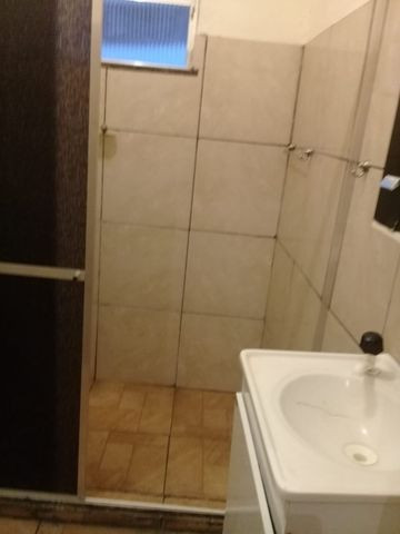 Aluga- se casa em Santíssimo