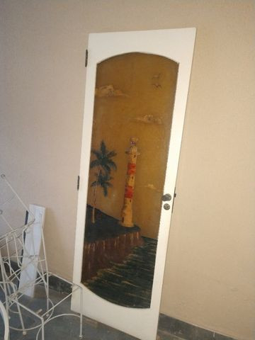 Porta de madeira com arte em fibra