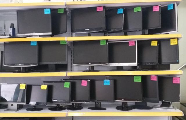 LOTE 10 Monitores LCD Funcionando