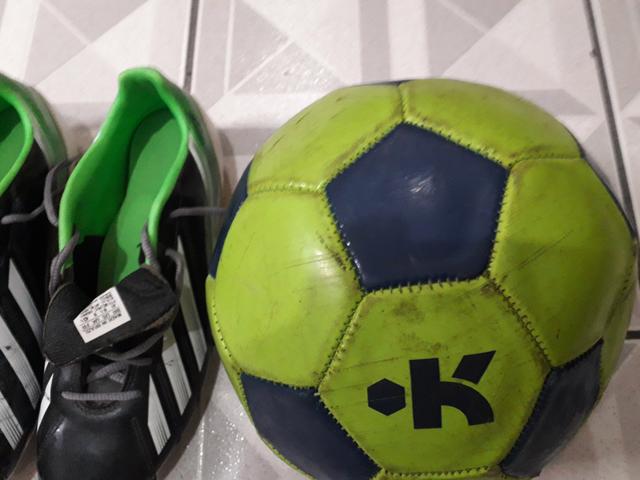 Chuteira e bolas de futebol
