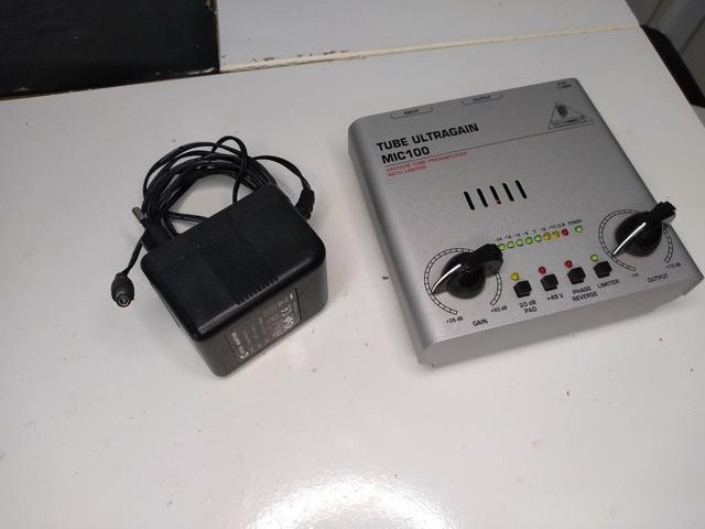 Pré amplificador válvulado Behringer Mic 100