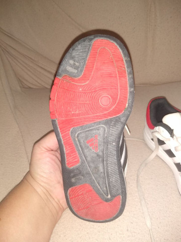 tenis com a parte de tras aberta