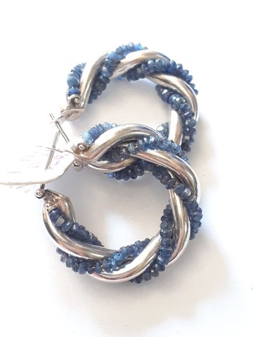 Brinco em ouro branco modelo argola com linha safira - Foto 2