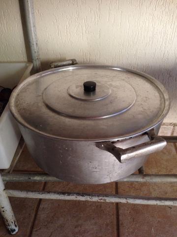 Panela de alumínio batido grande